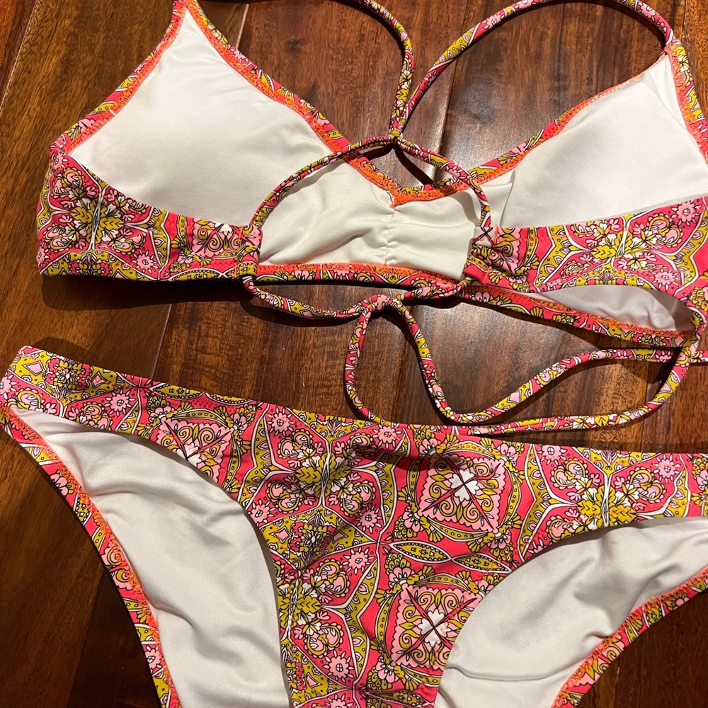 🌿2/$30🌿 Volcom Patterned Bikini - Picture 3 of 3
